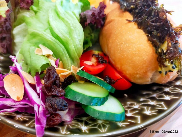 「山茶咖啡 ---芝麻海苔滿滿超值早餐套餐」(Breakfast of Bread with Sesame & nore dumpling , salad & tea), Taipei, Taiwan, Aug 9, 2022.