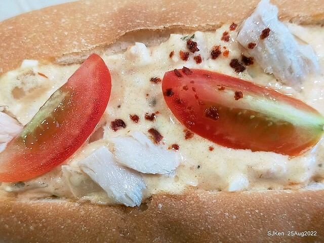 「山茶咖啡」--- 「番茄鮪魚口味蛋沙拉麵包 + 綜合沙拉 + 玉子燒 + 地瓜 +金萱茶」(Breakfast bread with tomato & tuna at Suncha coffee shop), Taipei, Taiwan, SJKen, Aug 25, 2022.