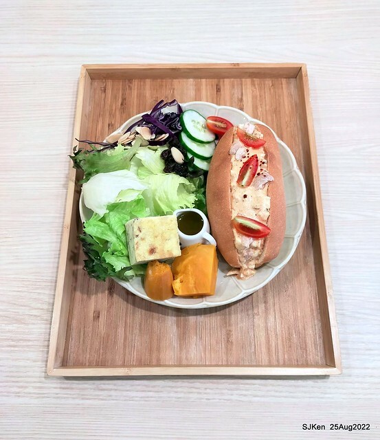 「山茶咖啡」--- 「番茄鮪魚口味蛋沙拉麵包 + 綜合沙拉 + 玉子燒 + 地瓜 +金萱茶」(Breakfast bread with tomato & tuna at Suncha coffee shop), Taipei, Taiwan, SJKen, Aug 25, 2022.