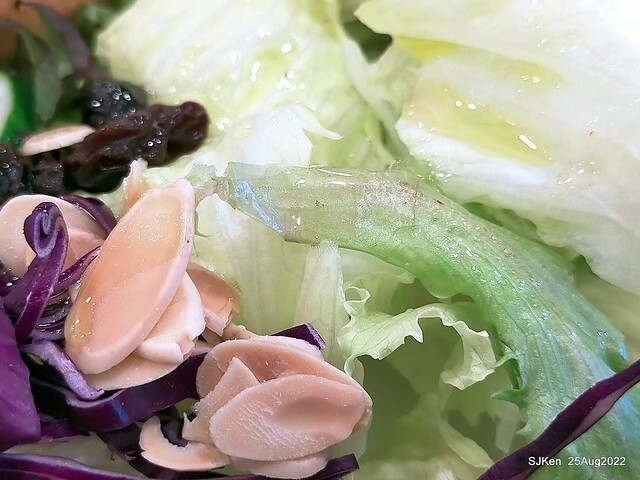 「山茶咖啡」--- 「番茄鮪魚口味蛋沙拉麵包 + 綜合沙拉 + 玉子燒 + 地瓜 +金萱茶」(Breakfast bread with tomato & tuna at Suncha coffee shop), Taipei, Taiwan, SJKen, Aug 25, 2022.