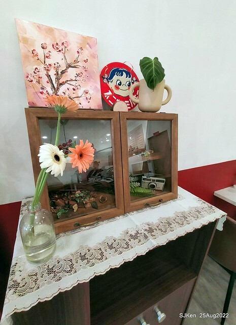 「山茶咖啡」--- 「番茄鮪魚口味蛋沙拉麵包 + 綜合沙拉 + 玉子燒 + 地瓜 +金萱茶」(Breakfast bread with tomato & tuna at Suncha coffee shop), Taipei, Taiwan, SJKen, Aug 25, 2022.