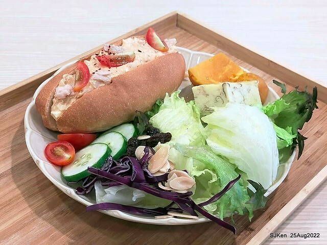「山茶咖啡」--- 「番茄鮪魚口味蛋沙拉麵包 + 綜合沙拉 + 玉子燒 + 地瓜 +金萱茶」(Breakfast bread with tomato & tuna at Suncha coffee shop), Taipei, Taiwan, SJKen, Aug 25, 2022.