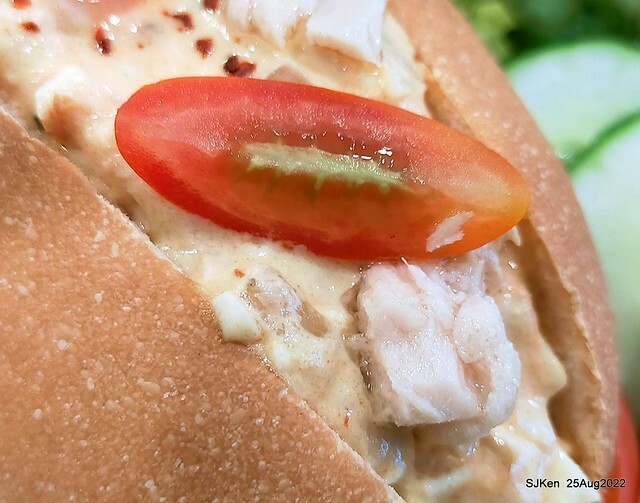 「山茶咖啡」--- 「番茄鮪魚口味蛋沙拉麵包 + 綜合沙拉 + 玉子燒 + 地瓜 +金萱茶」(Breakfast bread with tomato & tuna at Suncha coffee shop), Taipei, Taiwan, SJKen, Aug 25, 2022.