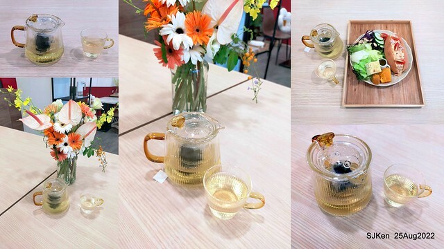 「山茶咖啡」--- 「番茄鮪魚口味蛋沙拉麵包 + 綜合沙拉 + 玉子燒 + 地瓜 +金萱茶」(Breakfast bread with tomato & tuna at Suncha coffee shop), Taipei, Taiwan, SJKen, Aug 25, 2022.