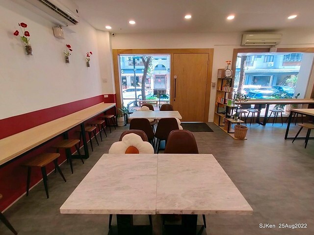 「山茶咖啡」--- 「番茄鮪魚口味蛋沙拉麵包 + 綜合沙拉 + 玉子燒 + 地瓜 +金萱茶」(Breakfast bread with tomato & tuna at Suncha coffee shop), Taipei, Taiwan, SJKen, Aug 25, 2022.