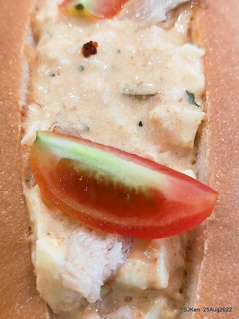 「山茶咖啡」--- 「番茄鮪魚口味蛋沙拉麵包 + 綜合沙拉 + 玉子燒 + 地瓜 +金萱茶」(Breakfast bread with tomato & tuna at Suncha coffee shop), Taipei, Taiwan, SJKen, Aug 25, 2022.
