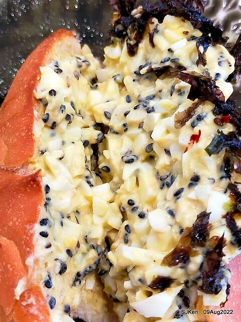 「山茶咖啡 ---芝麻海苔滿滿超值早餐套餐」(Breakfast of Bread with Sesame & nore dumpling , salad & tea), Taipei, Taiwan, Aug 9, 2022.