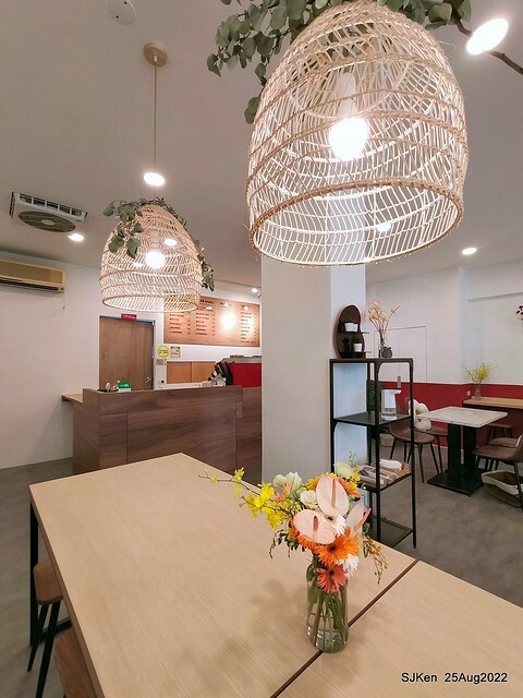 「山茶咖啡」--- 「番茄鮪魚口味蛋沙拉麵包 + 綜合沙拉 + 玉子燒 + 地瓜 +金萱茶」(Breakfast bread with tomato & tuna at Suncha coffee shop), Taipei, Taiwan, SJKen, Aug 25, 2022.