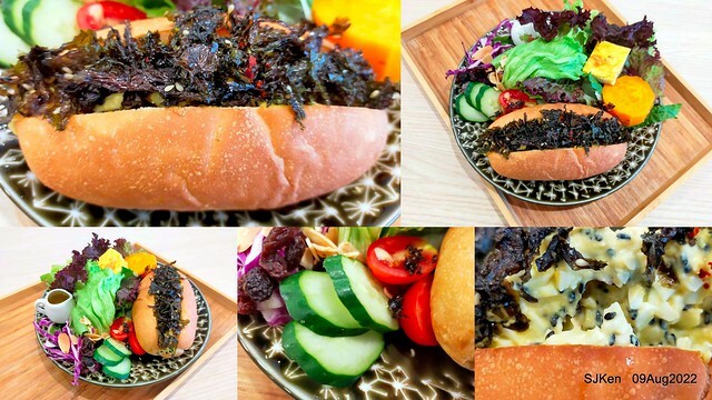 「山茶咖啡 ---芝麻海苔滿滿超值早餐套餐」(Breakfast of Bread with Sesame & nore dumpling , salad & tea), Taipei, Taiwan, Aug 9, 2022.