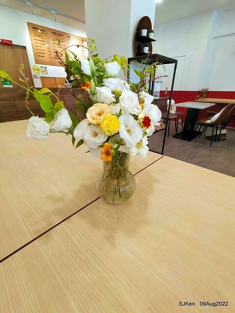 「山茶咖啡 ---芝麻海苔滿滿超值早餐套餐」(Breakfast of Bread with Sesame & nore dumpling , salad & tea), Taipei, Taiwan, Aug 9, 2022.