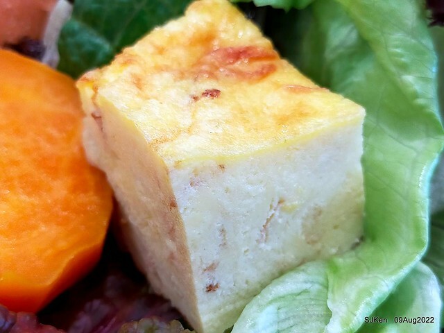 「山茶咖啡 ---芝麻海苔滿滿超值早餐套餐」(Breakfast of Bread with Sesame & nore dumpling , salad & tea), Taipei, Taiwan, Aug 9, 2022.