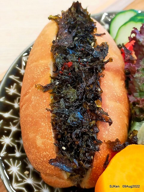 「山茶咖啡 ---芝麻海苔滿滿超值早餐套餐」(Breakfast of Bread with Sesame & nore dumpling , salad & tea), Taipei, Taiwan, Aug 9, 2022.