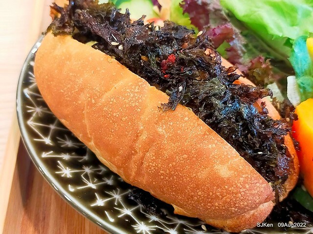 「山茶咖啡 ---芝麻海苔滿滿超值早餐套餐」(Breakfast of Bread with Sesame & nore dumpling , salad & tea), Taipei, Taiwan, Aug 9, 2022.