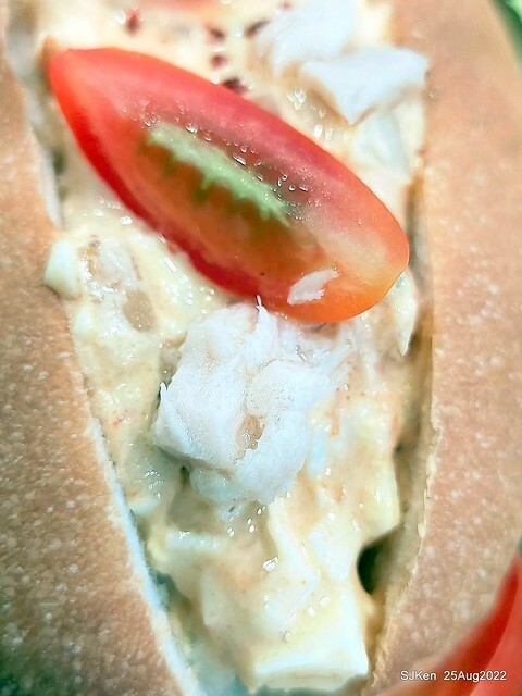 「山茶咖啡」--- 「番茄鮪魚口味蛋沙拉麵包 + 綜合沙拉 + 玉子燒 + 地瓜 +金萱茶」(Breakfast bread with tomato & tuna at Suncha coffee shop), Taipei, Taiwan, SJKen, Aug 25, 2022.