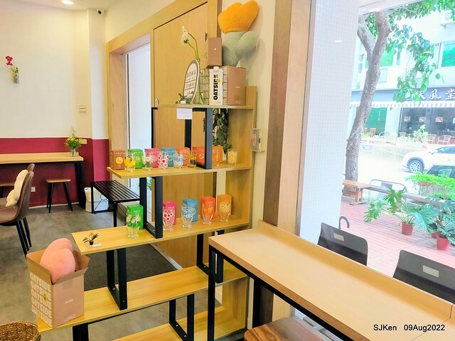 「山茶咖啡 ---芝麻海苔滿滿超值早餐套餐」(Breakfast of Bread with Sesame & nore dumpling , salad & tea), Taipei, Taiwan, Aug 9, 2022.