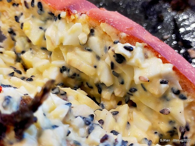 「山茶咖啡 ---芝麻海苔滿滿超值早餐套餐」(Breakfast of Bread with Sesame & nore dumpling , salad & tea), Taipei, Taiwan, Aug 9, 2022.