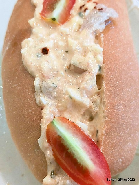 「山茶咖啡」--- 「番茄鮪魚口味蛋沙拉麵包 + 綜合沙拉 + 玉子燒 + 地瓜 +金萱茶」(Breakfast bread with tomato & tuna at Suncha coffee shop), Taipei, Taiwan, SJKen, Aug 25, 2022.