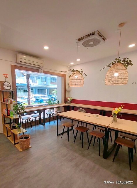 「山茶咖啡」--- 「番茄鮪魚口味蛋沙拉麵包 + 綜合沙拉 + 玉子燒 + 地瓜 +金萱茶」(Breakfast bread with tomato & tuna at Suncha coffee shop), Taipei, Taiwan, SJKen, Aug 25, 2022.