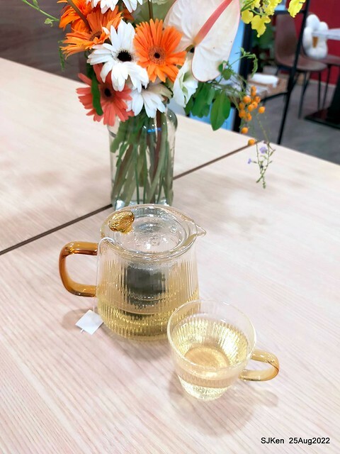 「山茶咖啡」--- 「番茄鮪魚口味蛋沙拉麵包 + 綜合沙拉 + 玉子燒 + 地瓜 +金萱茶」(Breakfast bread with tomato & tuna at Suncha coffee shop), Taipei, Taiwan, SJKen, Aug 25, 2022.