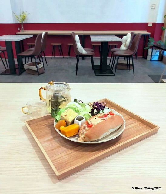 「山茶咖啡」--- 「番茄鮪魚口味蛋沙拉麵包 + 綜合沙拉 + 玉子燒 + 地瓜 +金萱茶」(Breakfast bread with tomato & tuna at Suncha coffee shop), Taipei, Taiwan, SJKen, Aug 25, 2022.