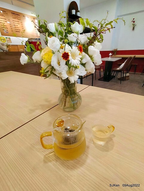 「山茶咖啡 ---芝麻海苔滿滿超值早餐套餐」(Breakfast of Bread with Sesame & nore dumpling , salad & tea), Taipei, Taiwan, Aug 9, 2022.
