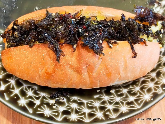 「山茶咖啡 ---芝麻海苔滿滿超值早餐套餐」(Breakfast of Bread with Sesame & nore dumpling , salad & tea), Taipei, Taiwan, Aug 9, 2022.