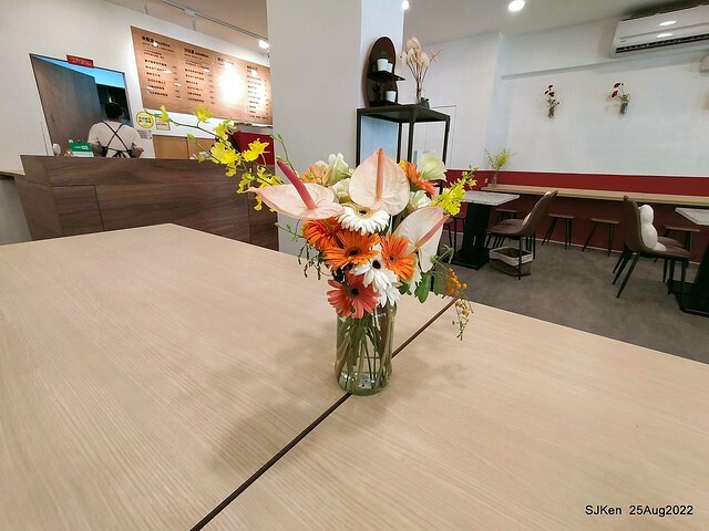 「山茶咖啡」--- 「番茄鮪魚口味蛋沙拉麵包 + 綜合沙拉 + 玉子燒 + 地瓜 +金萱茶」(Breakfast bread with tomato & tuna at Suncha coffee shop), Taipei, Taiwan, SJKen, Aug 25, 2022.