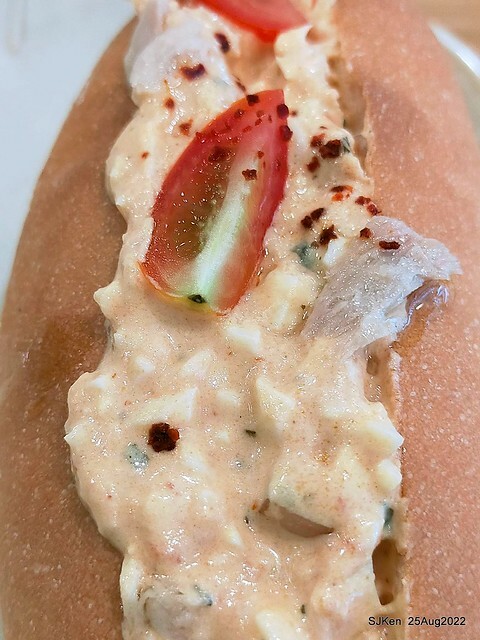 「山茶咖啡」--- 「番茄鮪魚口味蛋沙拉麵包 + 綜合沙拉 + 玉子燒 + 地瓜 +金萱茶」(Breakfast bread with tomato & tuna at Suncha coffee shop), Taipei, Taiwan, SJKen, Aug 25, 2022.