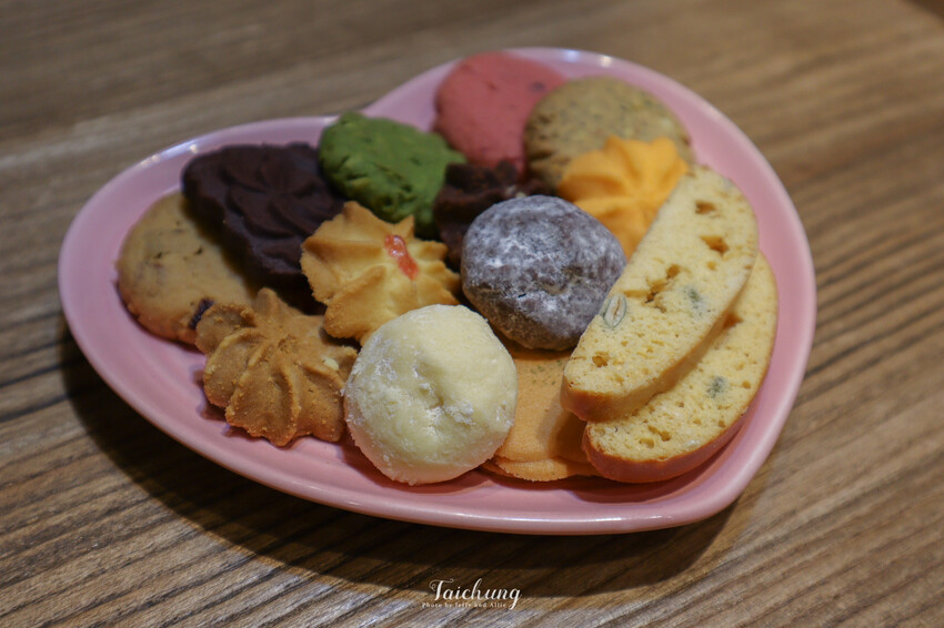 【台中美食】瑪莎拉手工餅舖，網紅必拍的絕美餅舖，人氣熱銷杏仁千層秒殺酥！