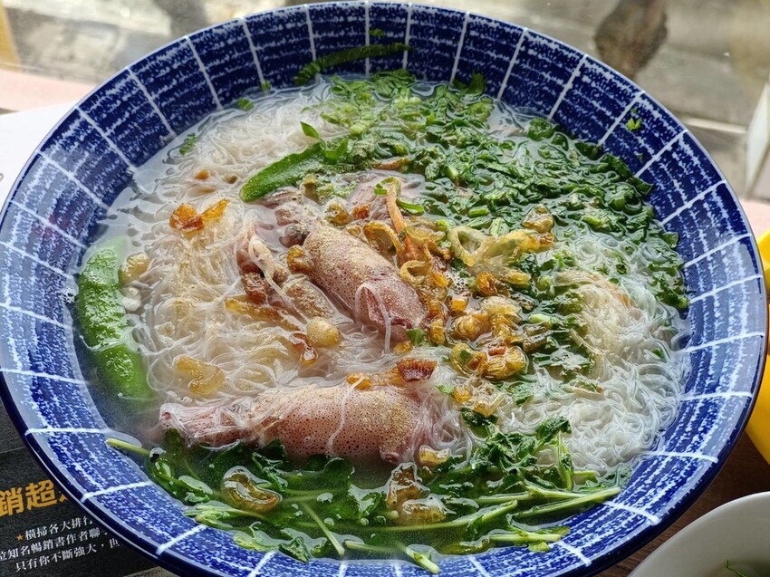 【台北.石門】北海岸海景餐廳推薦。靠北邊叢山曉。寵物友善咖啡廳推小卷米粉+控肉飯家庭料理