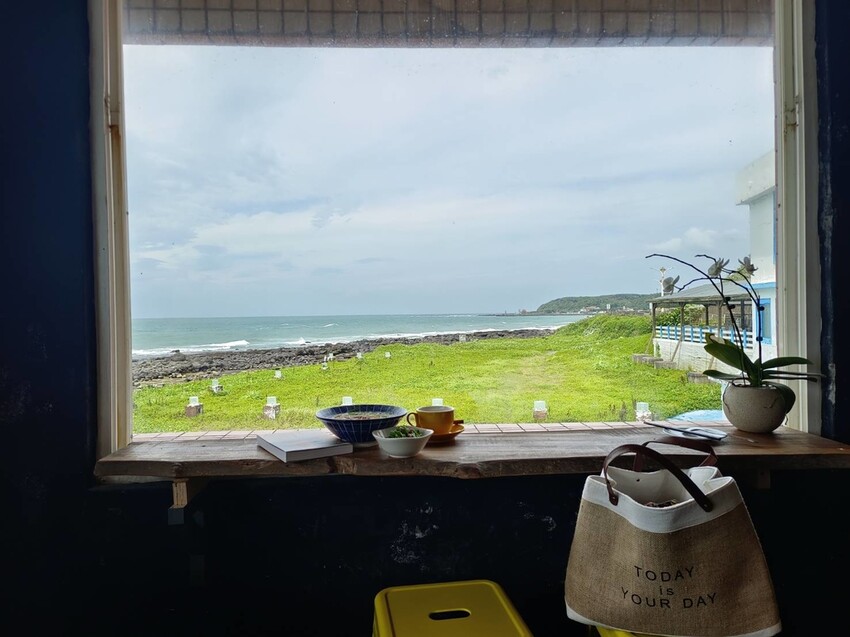 【台北.石門】北海岸海景餐廳推薦。靠北邊叢山曉。寵物友善咖啡廳推小卷米粉+控肉飯家庭料理