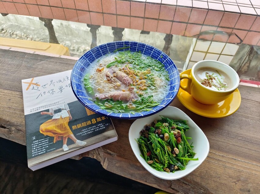 【台北.石門】北海岸海景餐廳推薦。靠北邊叢山曉。寵物友善咖啡廳推小卷米粉+控肉飯家庭料理