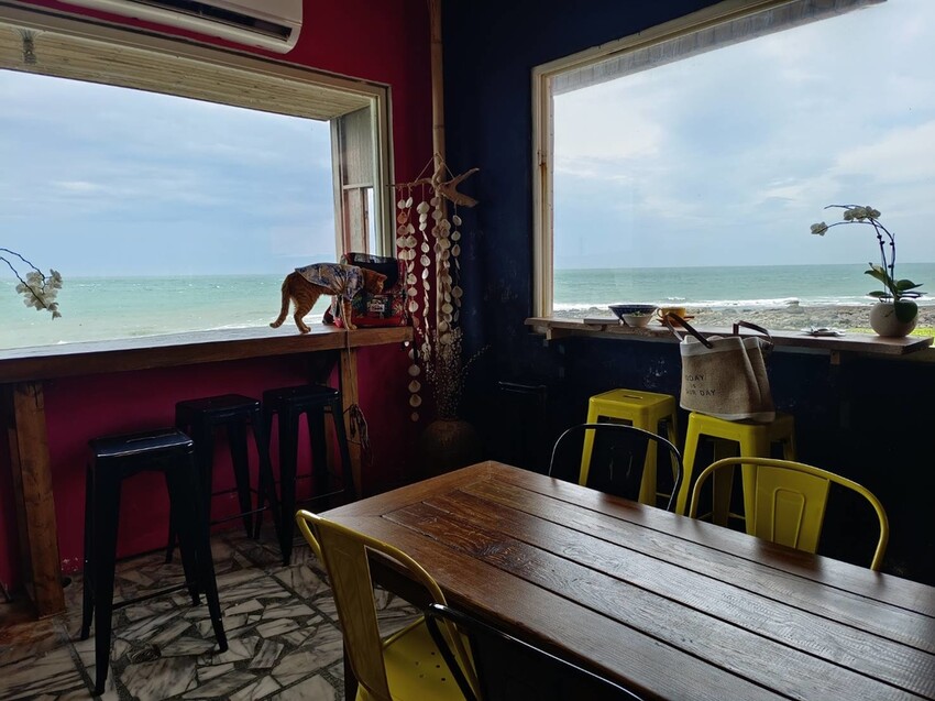 【台北.石門】北海岸海景餐廳推薦。靠北邊叢山曉。寵物友善咖啡廳推小卷米粉+控肉飯家庭料理