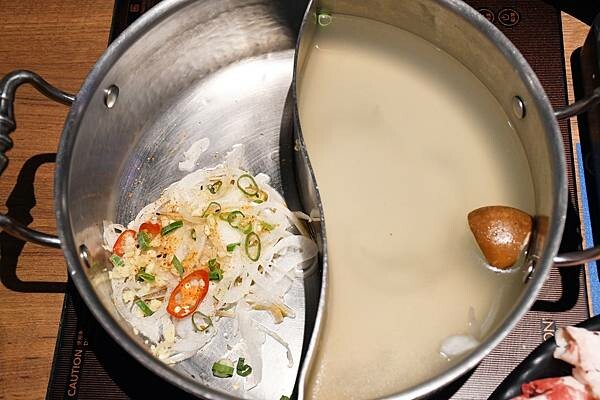 新光三越中最隱密的火鍋店～【這一小鍋－新光左營店】以傳統風味、創新享受！搭配超狂的自助吧，讓人吃到超