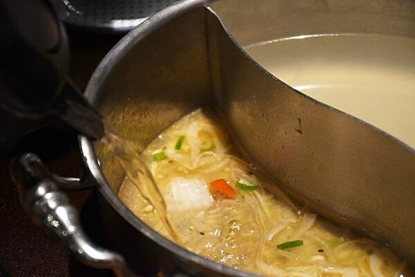 新光三越中最隱密的火鍋店～【這一小鍋－新光左營店】以傳統風味、創新享受！搭配超狂的自助吧，讓人吃到超