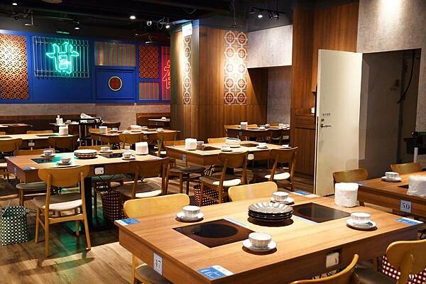 新光三越中最隱密的火鍋店～【這一小鍋－新光左營店】以傳統風味、創新享受！搭配超狂的自助吧，讓人吃到超