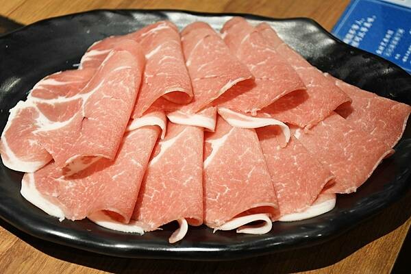 新光三越中最隱密的火鍋店～【這一小鍋－新光左營店】以傳統風味、創新享受！搭配超狂的自助吧，讓人吃到超