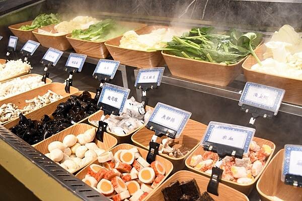 新光三越中最隱密的火鍋店～【這一小鍋－新光左營店】以傳統風味、創新享受！搭配超狂的自助吧，讓人吃到超