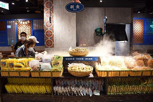 新光三越中最隱密的火鍋店～【這一小鍋－新光左營店】以傳統風味、創新享受！搭配超狂的自助吧，讓人吃到超