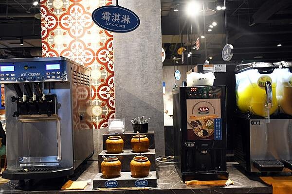 新光三越中最隱密的火鍋店～【這一小鍋－新光左營店】以傳統風味、創新享受！搭配超狂的自助吧，讓人吃到超