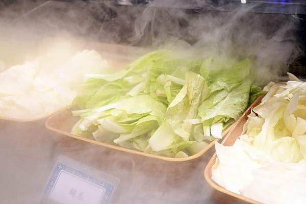 新光三越中最隱密的火鍋店～【這一小鍋－新光左營店】以傳統風味、創新享受！搭配超狂的自助吧，讓人吃到超