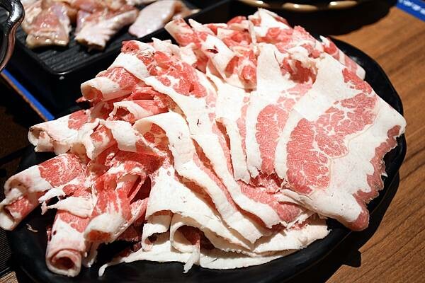 新光三越中最隱密的火鍋店～【這一小鍋－新光左營店】以傳統風味、創新享受！搭配超狂的自助吧，讓人吃到超