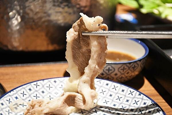 新光三越中最隱密的火鍋店～【這一小鍋－新光左營店】以傳統風味、創新享受！搭配超狂的自助吧，讓人吃到超