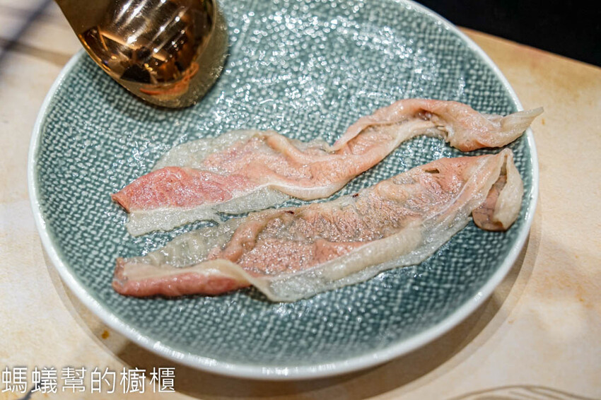 嗑肉石鍋軍福店 | 台中北屯火鍋，時髦英倫風，頂級全牛雙人餐。 - 螞蟻幫的櫥櫃