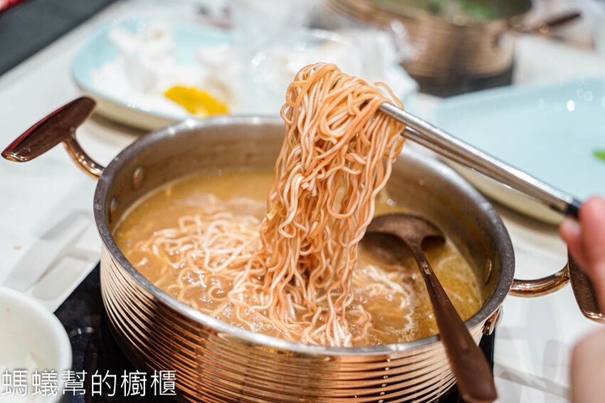 嗑肉石鍋軍福店 | 台中北屯火鍋，時髦英倫風，頂級全牛雙人餐。 - 螞蟻幫的櫥櫃