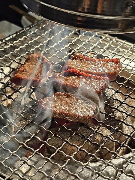 (胖樺食記)板橋府中站推薦單點燒肉「發肉燒肉餐酒」/可唱卡拉