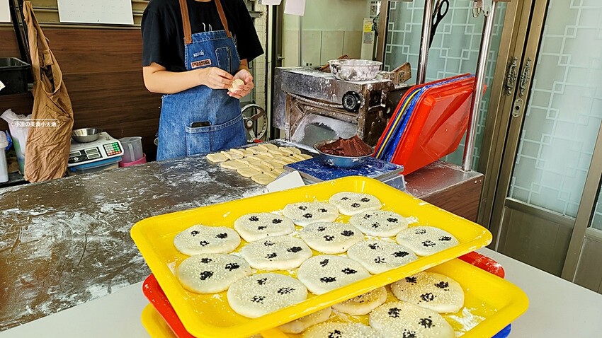 小牛甕烤餅║傳承三代！每日手作古法木炭烘烤，甜、鹹口味都有，通通只要銅板價！！