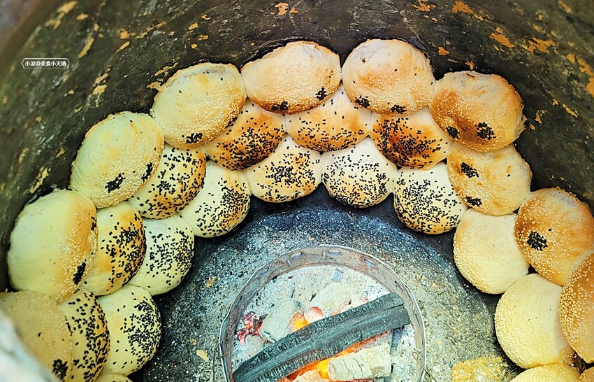 小牛甕烤餅║傳承三代！每日手作古法木炭烘烤，甜、鹹口味都有，通通只要銅板價！！