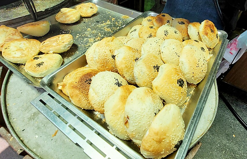 小牛甕烤餅║傳承三代！每日手作古法木炭烘烤，甜、鹹口味都有，通通只要銅板價！！