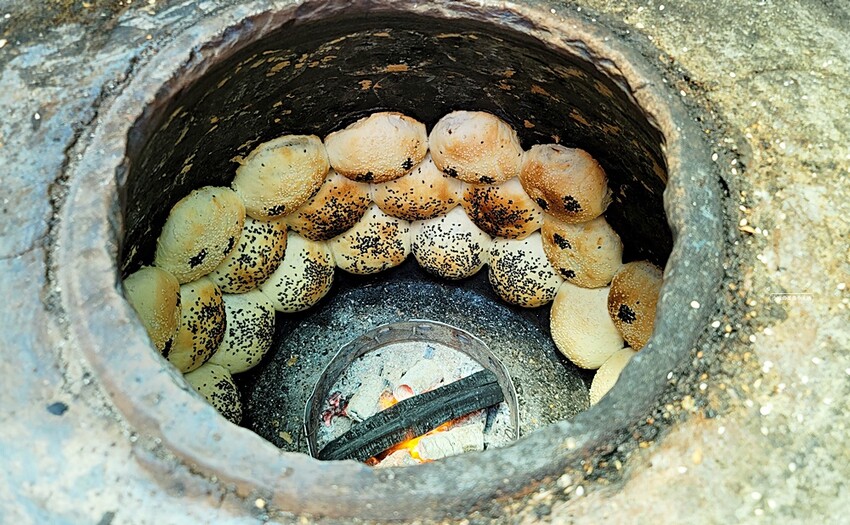 小牛甕烤餅║傳承三代！每日手作古法木炭烘烤，甜、鹹口味都有，通通只要銅板價！！